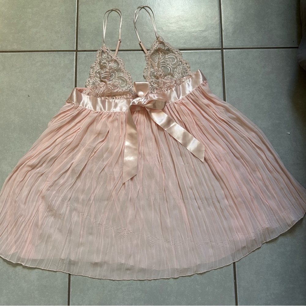 Victoria's Secret Pleated Bow Babydoll dress with
Satin Trim Bow - Picture 3 of 10